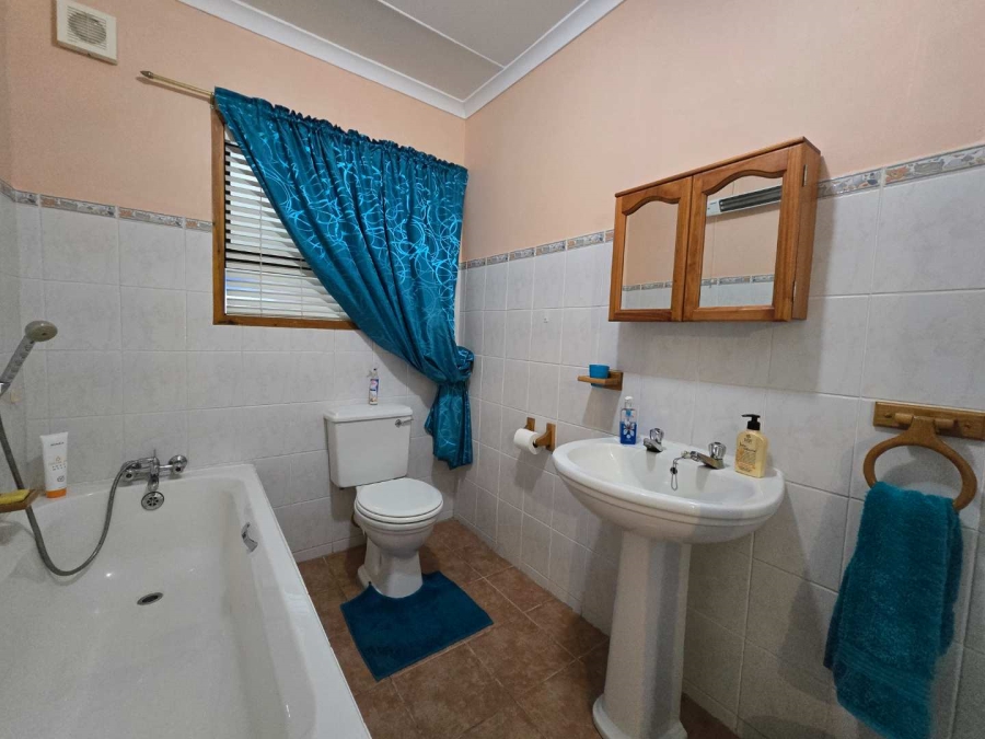 4 Bedroom Property for Sale in Stilbaai Wes Western Cape